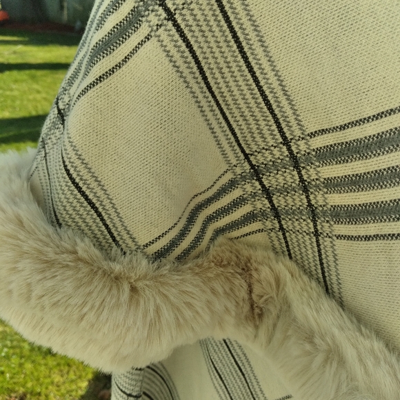 🌱🌾Spring Fling WHITE PLAID Wrap Jacket w/faux fur accents 🌾🌱😲 - Picture 5 of 12